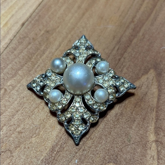Sarah Coventry Jewelry - Sarah Coventry Silvertone Rhinestone Faux Pearl Large Diamond Brooch Pin Vintage